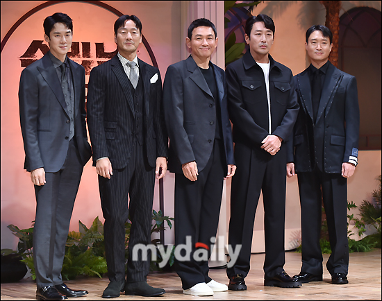 Actor Ha Jung-woo announced his return to Narco-Saints after being given a Fined for propofol medication last year.On the morning of the 7th, the production presentation of Netflixs new original series Narco-Saints was held at Chosun Palace Seoul Gangnam in Gangnam-gu, Seoul.Director Yoon Jong-bin and actors Actor Ha Jung-woo, Hwang Jung-min, Park Hae Soo, Jo Woo-jin and Yoo Yeon-seok attended.Narco-Saints is a motif adaptation of the True Story of Cho Bong-haeng, who was the Dragon King at the Nationality Narco-Saints in South America, and the Civilians collaborator K, who played a decisive role in arresting him in 2009.Ha Jung-woo felt attracted to this material and suggested directing to director Yoon Jong-bin.A Civilians gangin-gu (Ha Jung-woo), who was framed for the fugitive Drug The Godfather Jeon Yo-hwan (Hwang Jung-min), who took control of the South American Nationality Narco-Saints, took on the story of the NIS accepting the secret mission.Ha Jung-woo has been a sensation to Chungmuro with director Yoon Jong-bin and his debut film The Unforgivable (2005), Beasty Boys (2008), War on Crime: Bad Mens Premature (2012), and The Archipelago: The Age of Civilization (2014).Yoon Jong-bin, who presents a director with sharp eyes and humor coexisting, and Ha Jung-woo, who has been loved by many as a viable character who persistently breaks down any extreme situation, once again made a synergy effect through Narco-Saints.On this day, Yoon Jong-bin said, I have never dealt with the contents of the Civilians input into the operations of professional organizations in any work around the world.So when I first heard about this True Story material, I thought it was a very interesting story.But the two-hour film script I had received felt like I was missing something, and I wanted to be hard to put this vast story in a two-hour co-work.I thought about making it a series, but Netflixs proposal came and I worked together. I had a lot of actors gathered on the set, including Ha Jung-woo, Hwang Jung-min, Park Hae Soo, Jo Woo-jin, and Yoo Yeon-seok, and I remember that the energy was really great and ecstatic. Everyone is so great actors, so I do not need rehearsals, I was sober.Ha Jung-woo played the role of gangin-gu in the play.Gangin-gu is an ordinary businessman who steps into Narco-Saints and is in prison because of Jeon Yo-hwan, who becomes Undercover of the NIS and approaches Jeon Yo-hwan.Ha Jung-woo commented on the appearance of Narco-Saints and said, I thought it would be fun to make a movie or drama somehow because I thought it was a big story.I was sure that this could be made someday. He said, Narco-Saints was exceptionally long and filmed in a lot of places.Jeju Island was also filmed in Jeonju, a really provincial end, a nature-friendly neighborhood; the peak was about two months of filming at Dominican Republic.Esapce was the day I felt the best. It was night shoots. I stayed up all night and ended in the morning.It was so hard that I was most happy to have an Esapce day. Narco-Saints is a six-hour work, so the density is really huge.He also shows off his extraordinary affection for his senior Hwang Jung-min.Ha Jung-woo recalled, I first met (Hwang) Min Jung in my first agency after graduating from college, and I really took care of him.In the winter of 2005, I had the first premiere of Unforgivable Person taken with coach Yoon Jong-bin, but Min Jung came to it.He gave me a lot of encouragement and courage at the time, and I had dreamed of working with my brother since then, but I did not know it would take so long. Hwang Jung-min transformed from Narco-Saints into a Drug The Godfather full-time songwriter who looks like a good Korean church Pastor but dares not even the president to be brutal.Hwang Jung-min said, Narco-Saints read at once, even though they received a thick script called the six-part.It was so good that when I read a funny book, I would not be able to read the next chapter. Narco-Saints bought it high.Narco-Saints is a work that clearly has the energy to move on to the next chapter. After the first part, I was curious about the back of Baro.As for the former Yohwan character, Pastor, but Narco-Saints Drug is a human Trash.Its just a druggie, he said, there is a side like psychopath.Also, Hwang Jung-min said, When I saw the results, I felt a bigger energy. All the actors did their respective characters so well.Ha Jung-woo was a Ha Jung-woo, and Yoo Yeon-seok was a Yoo Yeon-seok, all of whom showed their own aura, I was so surprised that I worked with those friends.Park Hae Soo, who was reborn as a global star with Squid Game The House of Paper: Part 1 of the Joint Economic Zone, added attention by revealing a different face with Narco-Saints.He was divided into NIS agent Choi Chang-ho, who is disguised as a friend and businessman of the population by conducting operations across the border to capture Jeon Yo-hwan.Park Hae Soo described the role of Chang-ho as a person with a sense of duty and persistence; chasing a jeon-yon-hwan to the point of obsession.Narco-Saints can only be seen on Netflix on the 9th day.