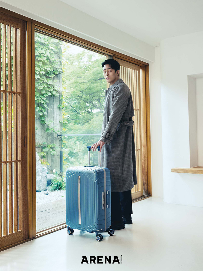 Actor So Ji-sub turned into a man in the fall.The mens fashion magazine Arena Homme Plus released a picture of actor So Ji-sub on September 7th.In this picture, you can meet So Ji-sub in a more relaxed atmosphere. So Ji-sub met with Samsonite, a global bag brand, and completed a luxurious mood picture.In addition, So Ji-sub showed a more relaxed atmosphere and a warm smile in this picture, which shows a relaxed autumn and a relaxed time to enjoy alone.Bags blended with colorful moods, from everyday and comfortable look to business casual, stimulate travel needs.The entire picture with actor So Ji-sub and Samsonite can be seen in the September issue of Arena Homme Plus.