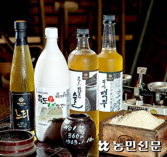 충북 괴산 목도양조장에서 빚은 ‘느티(왼쪽부터)’ ‘목도생막걸리’ ‘목도맑은술’ ‘괴산백주’. 괴산=현진 기자