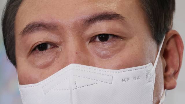 윤석열 대통령이 8일 오전 서울 용산 대통령실 청사로 출근, 태풍 힌남노 피해자를 언급하던 중 눈가가 촉촉한 모습을 보이고 있다. 연합뉴스