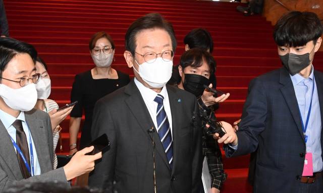 이재명 더불어민주당 대표가 지난 7일 오후 국회에서 본회의에 참석한 뒤 이동하며 취재진의 질문을 받고 있다. 연합뉴스