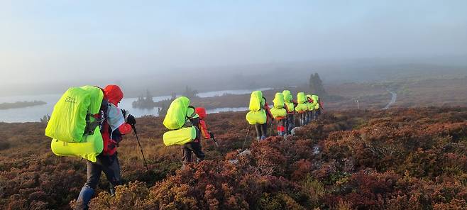 트레킹 중에는 한시도 바람잘날 없는 변화무쌍한 날씨의 연속이라 배낭커버는 필수다. 언제 진눈깨비 눈보라가 불어닥칠지 모른다. 화창한 날은 기대하지 않는 게 좋다. 정병선기자