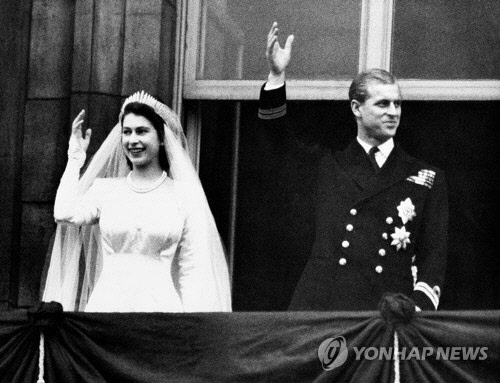 1947년 결혼식을 마친 엘리자베스 여왕과 필립공이 버킹엄궁 발코니에서 시민들에게 인사하고 있다. <AP=연합뉴스>