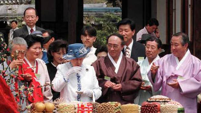 1999년 방한 당시 안동 하회마을에서 생일상 받은 엘리자베스 2세 여왕