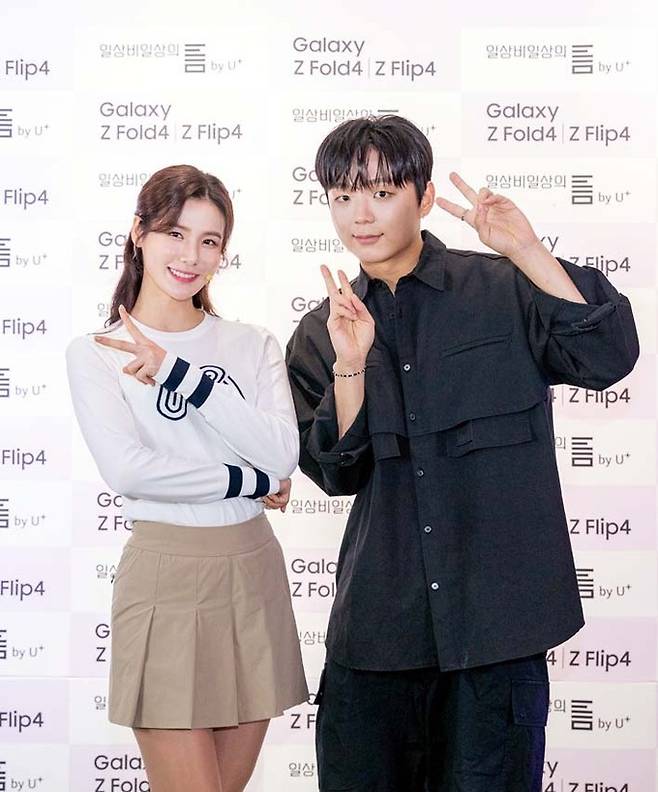 LG유플러스가 지난 7일 서울 강남구 강남대로 426에 위치한 일상비일상의틈에서 고객들과 함께 ‘프라이빗 틈 하우스 파티’를 개최했다. 행사에 참석한 박진이 프로(왼쪽)와 래퍼 래원이 포즈를 취하고 있다.