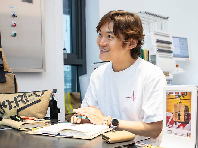 우리 사회 혁신가들을 지원하는 프로그램 카카오펠로우십에 선정된 이승우 119REO 대표, 폐방화복으로 재생 가방을 만들어 암투병 소방관들을 돕고 있다./사진=박상훈 기자