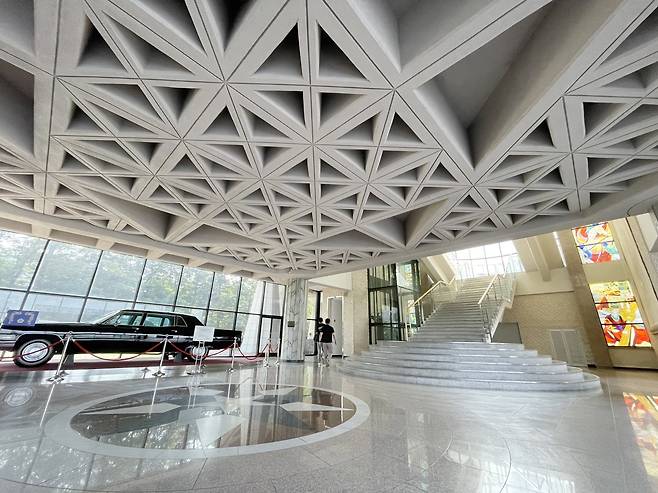 육사박물관 1층 모습. 왼쪽에 전시된 차량은 박정희 전 대통령이 재임 후반 타던 의전 차량이다. 3층 건물의 안쪽에 빛이 잘 들어오는 스테인드글라스가 있다. 김상진 기자