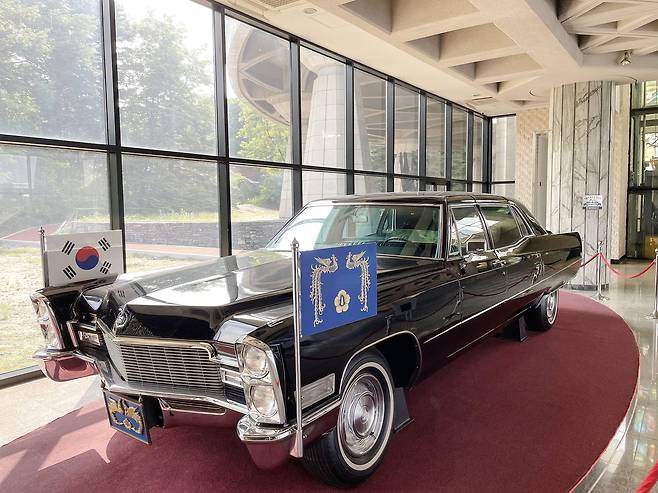 육사박물관 1층에 전시된 박정희 전 대통령의 의전 차량. 캐딜락 프리트우드75 기종으로 1968년에 제작된 방탄 차량이다. 박 전 대통령이 재임 후반기에 썼다. 김상진 기자