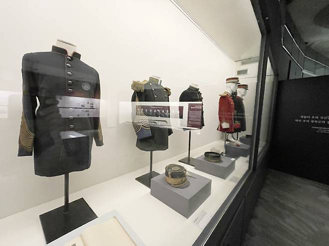 육군박물관에 전시된 대한제국군의 군복. 김상진 기자