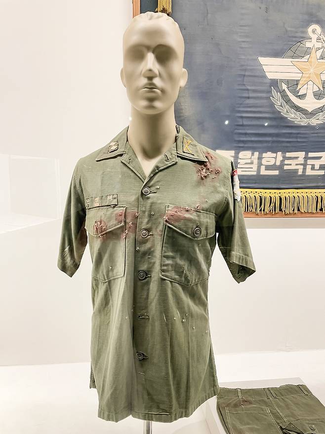 육군박물관에는 베트남 전쟁 관련 자료도 많다. 전쟁 당시 주월한국군 최초 장교 전사자였던 고 안정태 대위가 입었던 전투복이 전시돼 있다. 김상진 기자