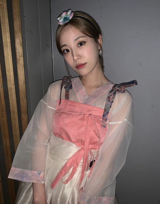 Group KARA Heo Young gave Chuseok greetings to see-through hanbok.Heo Young posted a picture of Hanbok on his SNS on the 10th with an article entitled Eat a lot of delicious things and have a happy Chuseok holiday # 0 calories if you eat delicious.Heo Young is a fleshy see-through hanbok that shows a pure charm. Heo Youngs watery beauty is beautiful.He made his debut as a member of KARA in 2014 and now appears as an MC in the Kakao TV entertainment Change Days Season 2.