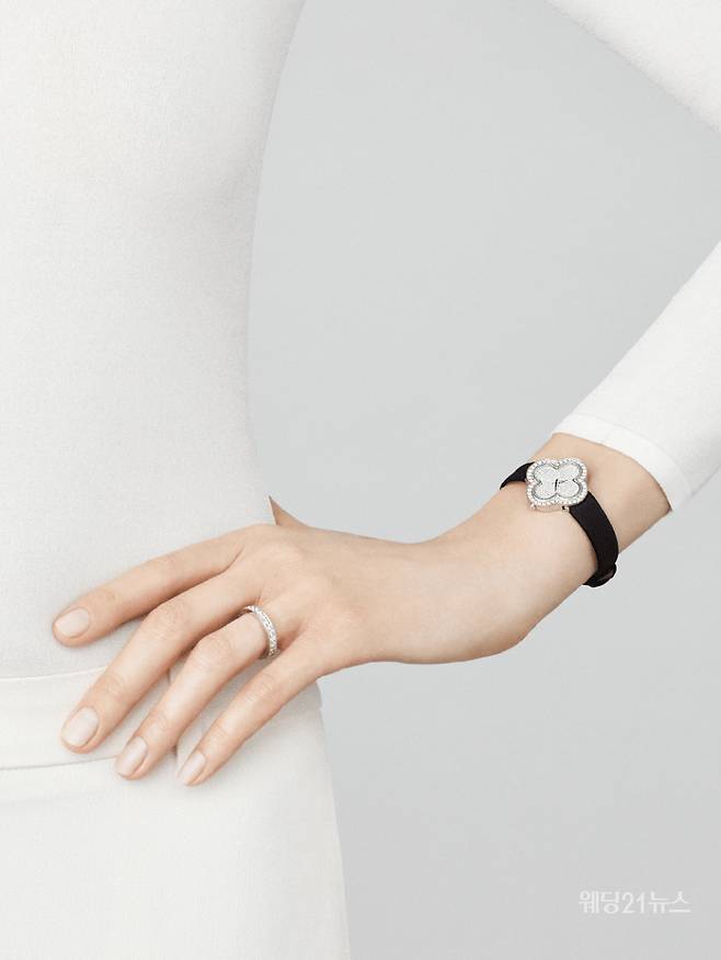 사진 : 반클리프 아펠 로망스 웨딩 밴드 1100만원대 ⓒVan Cleef & Arpels