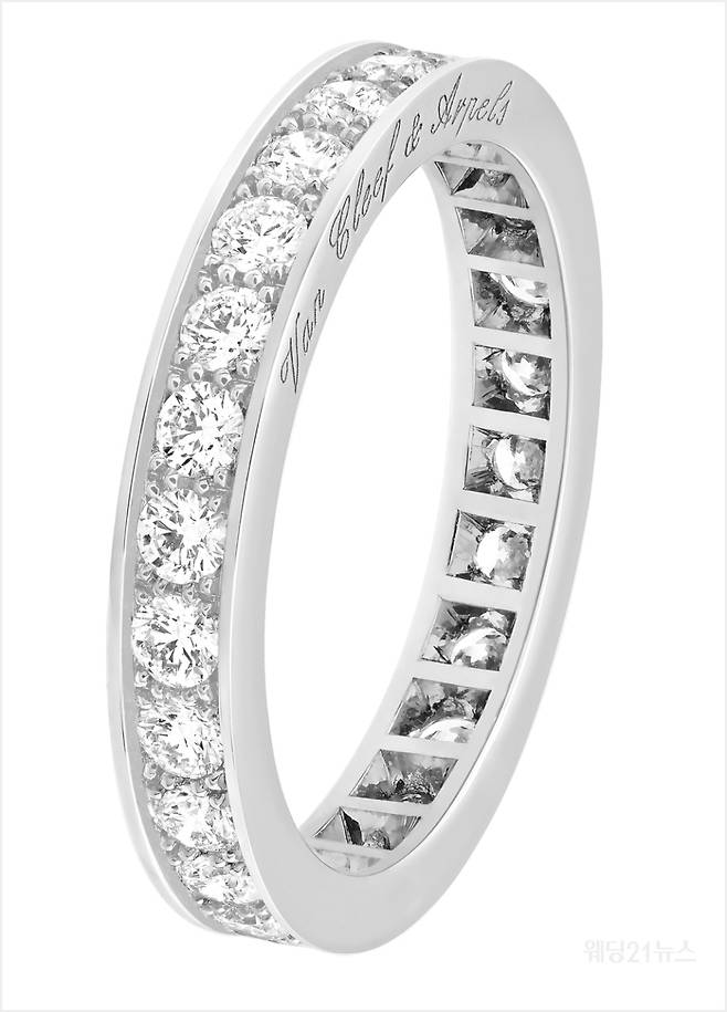 사진 : 반클리프 아펠 로망스 웨딩 밴드 1100만원대 ⓒVan Cleef & Arpels