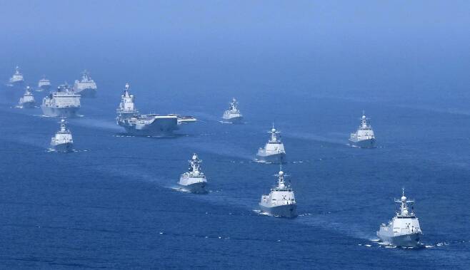 2022년5월 중국 항모 랴오닝함이  각종 구축함과 호위함, 군수지원함 등과 함께 남중국해에서 기동훈련을 하고 있다. /연합뉴스