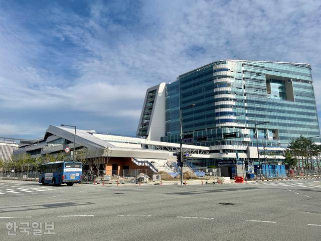 추석 연휴 첫날이던 지난 9일 오전 세종시 어진동에 위치한 정부세종청사 중앙동 모습. 마무리 공사가 한창이다. 완공은 내달 말.