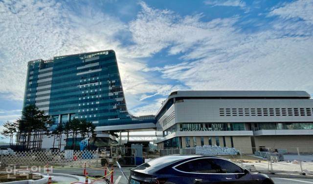 정부세종청사 중앙동 서쪽에서 바라본 업무동(왼쪽)과 민원동. 4층에서 다리로 연결돼 있다. 업무동은 가급 국가보안시설로 분류된다. 각종 편의시설과 브리핑룸은 오른쪽 민원동에 들어선다.