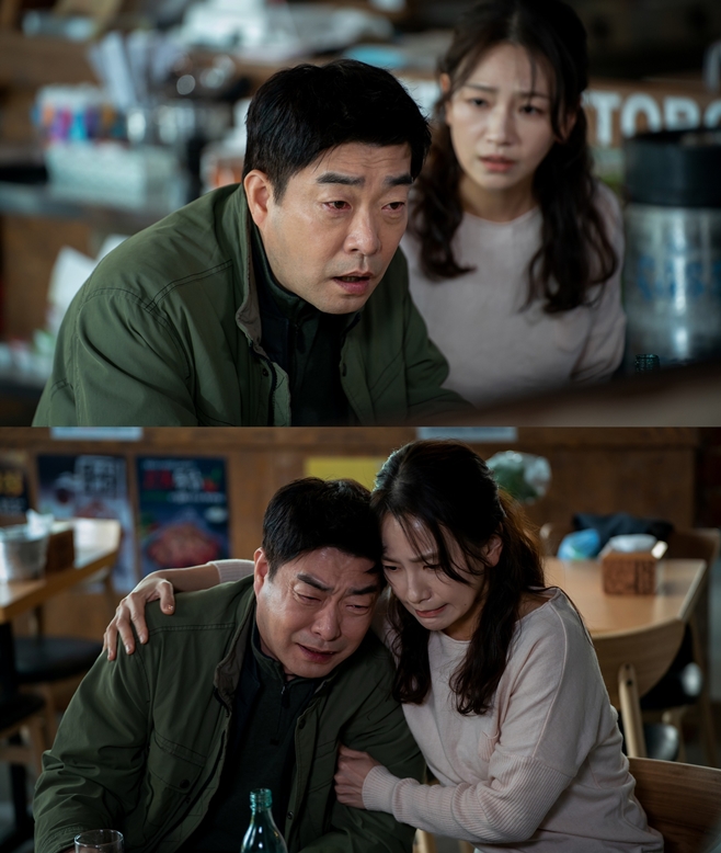 The storm fever of model detective 2 Son Hyun-joo was captured.The production team is curious about the story, saying, I can see the performance of Son Hyo-jo, which feels the real sense of Detective.Choi Jung-in (Park Geun-hyung), who went to find the real criminal who killed his granddaughter Chung Hee-ju (Ha-yong) in the JTBC Saturday drama Model Detective 2 (played by Choi Jin-won and director Cho Nam-guk), faced the extreme Danger.This was because he had acquired new evidence of the Chung Hee-ju case that he had hidden.Gangsters in Dongpa, Gangnam, dragged an 80-year-old man who could not even get his body properly into the mountains and forced him to drink alcohol, and Lee Eun-hye (Lee Ha-eun) left a fake suicide note in a letter to suggest a suicide cover.Then there was the instructions of Nana (Kim Hyo-jin): Get rid of all the evidence and traces. The changer of desperation, dealing with touch.With the desperate wishes of viewers who just wanted to know the truth about the death of their granddaughter, Choi Jung-in, who wanted to be safe, the fever of Son Hyo-jo was captured through the still cut released before the main broadcast today (11th).He pours out tears like this, and the reason why he is boiling from deep in his heart is because of Choi Jung-in.Kang Do-chang and Choi Jung-in have formed a special relationship.Kang Do-chang, who had been able to hold innocent death rower Lee Dae-chul in his hand and could not prevent his execution, asked himself, Is this the real criminal I caught?But the Chung Hee-ju case was just like Lee Dae-cheol. The real crime was separate, and the case was manipulated and concealed by those who wanted to cover up the truth.So I ran to the truth to sweat my feet.It was a moment when the wicked intent of Police who caught a serial killer had no reason to investigate imitation crimes was thoroughly missed.In the process, Kang Do-chang listened to Choi Jung-in, who no one listened to, and Choi Jung-in had a strong trust that if you believe in the river, I believe and follow.But the situation is even more unusual when we see the preview footage released shortly after the broadcast: Choi Jung-in was taken to hospital unconscious.He was followed by an urgent situation that even CPR was carried out, and he was already in a bad condition. He was diagnosed by his doctor as a state where surgery is needed immediately.Nevertheless, before his death, viewers are paying attention to where his fate, which delayed surgery and followed the truth of his granddaughters case, will go to avoid leaving any time.I want you to see what the tears of the robbers mean, and whether Choi Jung-in, who desperately wanted to know the real criminal in the granddaughter case, can come in contact with the truth as you want, and watch with support, the production team said.The 14th episode model detective 2 2 will be broadcast on JTBC at 10:30 pm on the 11th.
