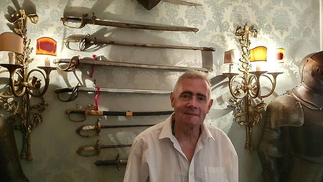 롤랑 몽클라르씨는 파리 시내 자택의 거실 한켠에 아버지 랄프 몽클라르 장군이 남긴 다양한 검을 전시해놓았다./파리=손진석 기자