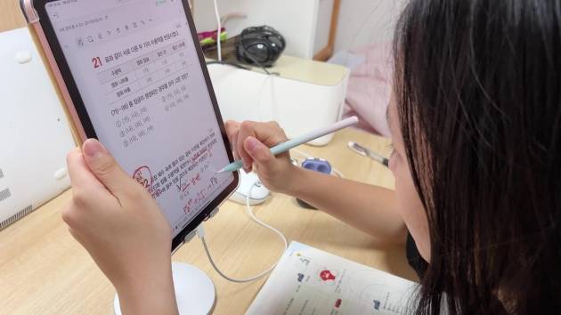 현재까지 지표로 나타난 소비자의 반응은 아주 좋다고 한다. 설탭을 이용해 공부하는 고등학생의 모습.