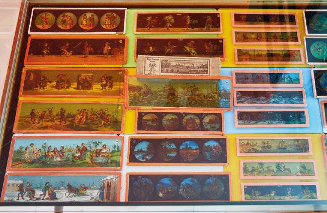 매직 랜턴 슬라이드(Magic Lantern Slide). 오른쪽(2번 사진)과 같은 환등기를 통해 슬라이드의 이미지를 볼 수 있다.