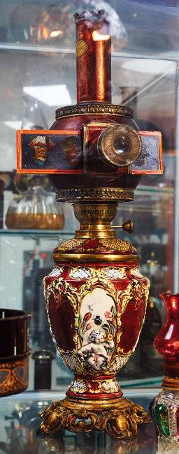 컷 편집 영상의 시초. 한 장의 유리 슬라이드에 여러 그림을 순서대로 그린 후 환등기를 통해 바뀌는 그림을 보았다(1800년대 후반).