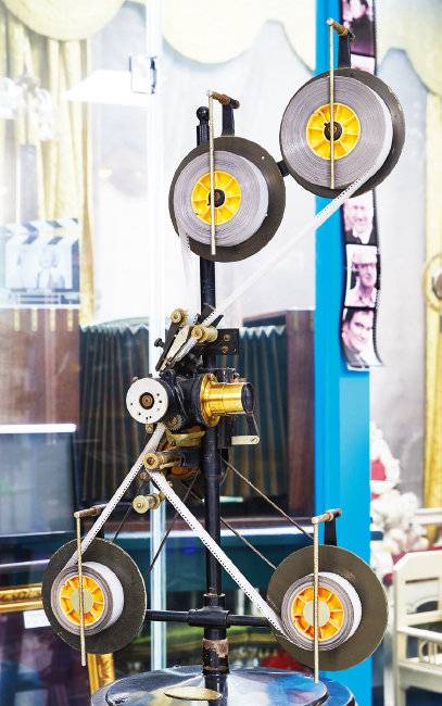 벨 앤드 하웰 필름 복사기(BELL & HOWELL Hand Crank Film duplicator, 1909). 완성한 영상 필름을 복사하는 장치다.