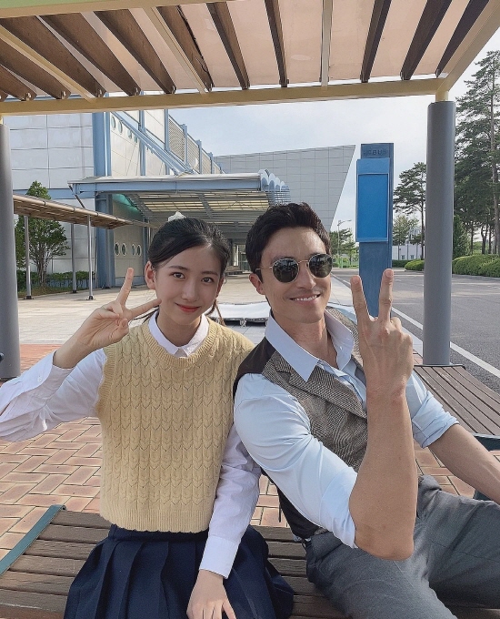 Shooter and actor Park Min-ha shared a cheerful atmosphere with Confidential Assignment 2 actors.On the 14th, Park Minha posted several photos on the Instagram with the article Confidential Assignment 2 Fighting #Confidential Assignment 2_Study Group International # Breaking.In the photo, Park Min-ha is taking selfies with actors who appeared together in the movie Confidential Assignment 2: International.Hyun Bin showed off her bearded face but warm visuals; Daniel Henney also drew a V-shaped, friendly smile.Im Yoon-ah, who boasts beauty, and Yu Hae-jin, who has a bright smile, are also noticeable.The film Confidential Assignment 2: International is a series of unpredictable triangular coordination of the Detectives, including North Korean Detective Rim Cheol-ryong (Hyun Bin), South Korean Detective Kang Jin-tae (Yu Hae-jin), and New Face Overseas FBI Jack (Daniel Henney), who met again to catch a global crime organization. It is a film about the investigation.Park Min-ha played Kang Jin-tae and Kang Yeon-ah, the daughter of So Yeon (Jang Yeong-nam).Photo: Park Min-ha Instagram