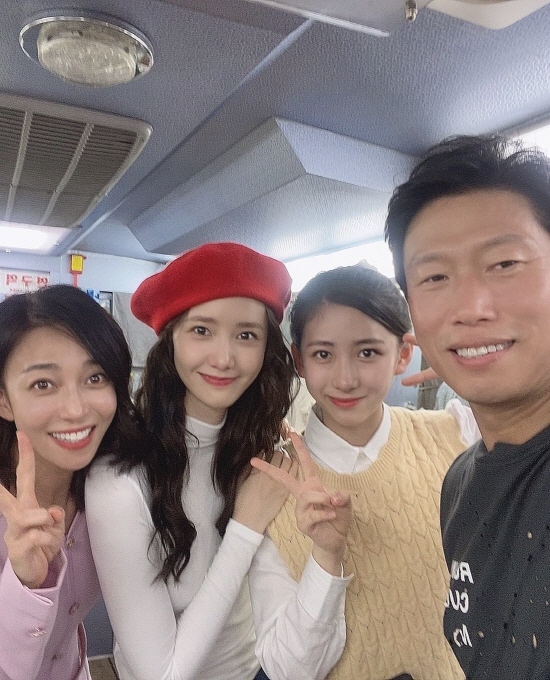 Shooter and actor Park Min-ha shared a cheerful atmosphere with Confidential Assignment 2 actors.On the 14th, Park Minha posted several photos on the Instagram with the article Confidential Assignment 2 Fighting #Confidential Assignment 2_Study Group International # Breaking.In the photo, Park Min-ha is taking selfies with actors who appeared together in the movie Confidential Assignment 2: International.Hyun Bin showed off her bearded face but warm visuals; Daniel Henney also drew a V-shaped, friendly smile.Im Yoon-ah, who boasts beauty, and Yu Hae-jin, who has a bright smile, are also noticeable.The film Confidential Assignment 2: International is a series of unpredictable triangular coordination of the Detectives, including North Korean Detective Rim Cheol-ryong (Hyun Bin), South Korean Detective Kang Jin-tae (Yu Hae-jin), and New Face Overseas FBI Jack (Daniel Henney), who met again to catch a global crime organization. It is a film about the investigation.Park Min-ha played Kang Jin-tae and Kang Yeon-ah, the daughter of So Yeon (Jang Yeong-nam).Photo: Park Min-ha Instagram
