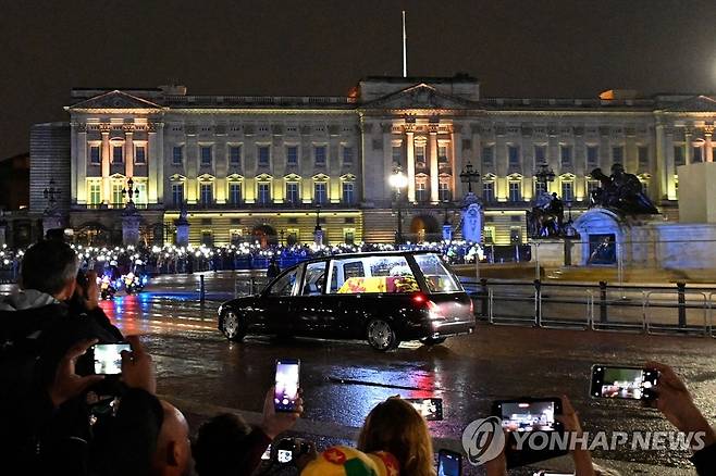 런던 버킹엄궁 앞 여왕의 관 [AFP 연합뉴스 자료사진. 재판매 및 DB 금지]