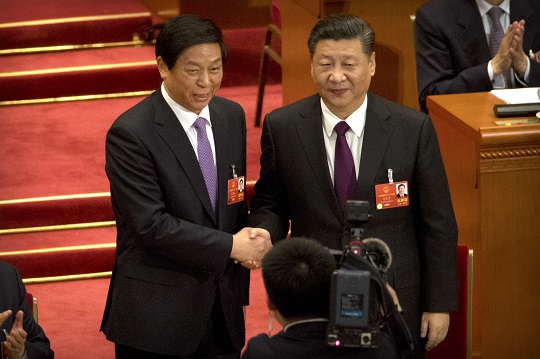 중국 지도부 서열 3위 리잔수 전국인민대표대회 상무위원장이 시 주석과 악수하고 있다. (출처: 뉴시스)