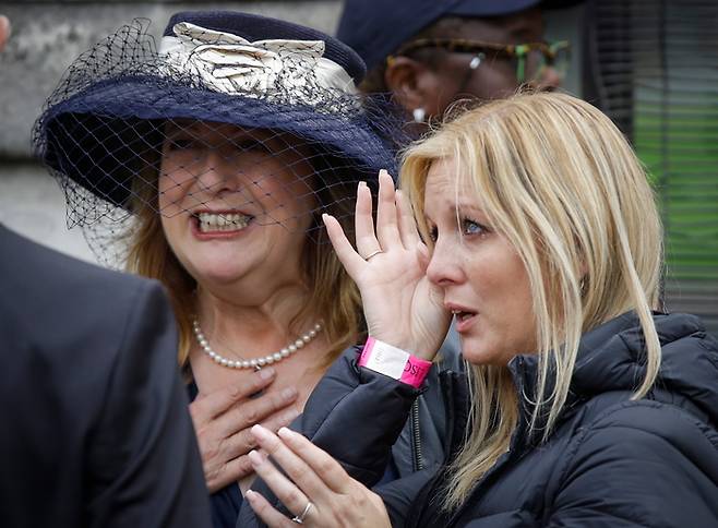 15일(현지시간) 웨스터민스터 홀에서 엘리자베스 여왕을 조문하고 나온 한 시민이 눈물을 닦고 있다. /EPA연합뉴스