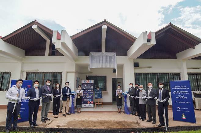 전준수 NIPA 본부장(오른쪽)과 우돔 폰캄펭 라오스 국립대 총장이 14일 라오스 국립대에서 열린 'K-Lab 라오스'개소식에서 테잎 커팅을 하고 있다./사진제공=NIPA