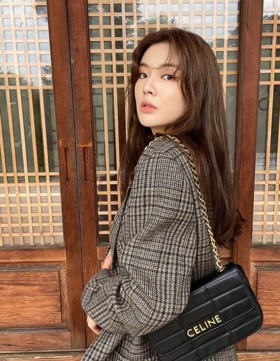 Lee Sun-bin released three photos on his instagram on the 15th.The photo showed Lee Sun-bin staring at the camera with a dotty look, and he boasted of the fashion and charismatic Lee Sun-bins atmosphere that seemed to be in the fall.The netizens who saw this responded such as Autumn is so beautiful, It is so beautiful and wonderful, It is so attractive and It is overflowing with carisma.Meanwhile, Lee Sun-bin has been in public with actor Lee Kwang-soo since 2018.