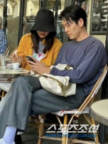 the couple of Paris.A Paris Date photo of the Shin Min-a Kim Woo-bin couple is spreading rapidly online.On the 16th, Chinese SNS Weibo collected a picture of Kim Woo-bin and Shin Min-a enjoying Date in France Paris.In the photo, Shin Min-a and Kim Woo-bin are enjoying a lot of fun in an open-air cafe while walking on the street in comfortable clothes.Kim Woo-bin matched a purple ton top under a grey tone; a sense of wearing colored socks similar to the top, creating a stylish look with white sneakers.Shin Min-a wore a white top and bottom with a yellow shirt, and a wide-brimmed hat.They also look at their smartphones together at an open-air cafe. They both wear big bags, which attracts attention.Meanwhile, Shin Min-a-Kim Woo-bin, a five-year-old younger couple, met at a clothing ad shoot, which has been in contact for seven years since he admitted his devotion in July 2015.Shin Min-a has been in constant love with Kim Woo-bin while he is battling nasopharyngeal cancer.After Kim Woo-bin recovered his health, the two recently appeared in the TVN drama Our Blues together.Kim Woo-bin appeared in the film The Extraterrestrial+In Part 1 released in July; Shin Min-a is currently reviewing his next film.