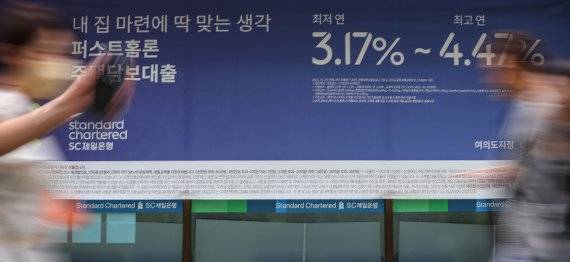 주택담보대출(주담대) 변동금리가 그 기준이 되는 코픽스(COFIX·자금조달비용지수)의 상승세에 따라 곧 연 7% 수준으로 오를 전망이다. 사진은 15일 오후 서울 시내 한 은행에 붙은 대출 관련 광고. /연합뉴스