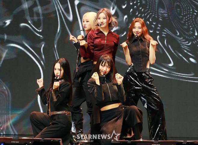 걸그룹 미미로즈(mimiirose)가 16일 오후 서울 광진구 예스24라이브홀에서 진행된 데뷔 앨범 'AWESOME' 발매기념 쇼케이스에서 신곡을 선보이고 있다. 가수 임창정이 프로듀싱한 첫 걸그룹 '미미로즈'의 데뷔 앨범에는 타이틀곡 '로즈'(Rose)를 비롯해 '루루루'(Lululu), '킬 미 모어'(Kill Me More), '로즈' 인스트루먼탈 버전까지 총 4곡이 수록됐다. /2022.09.16 /사진=이동훈 기자 photoguy@