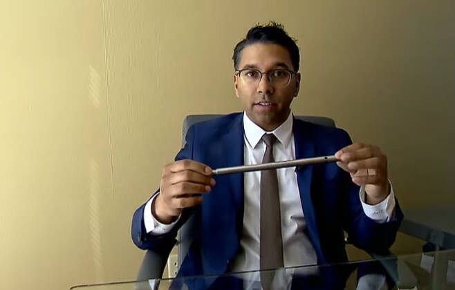 케빈 데비파샤드가 '사지 연장술'에 사용되는 의료 기기를 설명하고 있다./사진=The LimbplastX Institute 유튜브 캡처