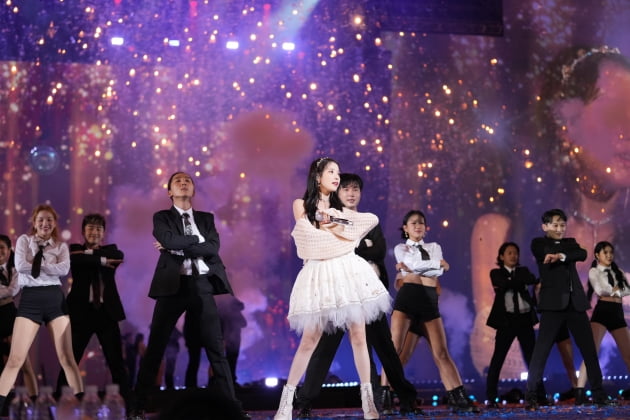 Singer IU performed a light Love Live! performance even in the accident.The IU held a solo concert The Golden Hour: Under the Orange Sun at the Olympic main stadium in Jamsil-dong Sports Complex, Seoul on the 18th.It is the first time that a Korean female singer has opened a concert at the main stadium.The main stadium has a seating capacity of 69,950 seats and can accommodate up to 100,000 people including standing.About 130,000 audiences entered the IU Concert held on the 17th and 18th, and they shared precious time with the IU.Im not speaking inhuman words, I felt like I was left alone at the main stadium, I called it courageous, the IU, who sang This Now and The End of the Day, said with a laugh alone.It was a perfect Love Live! so that I could not feel the accident.The IUs commitment to float the moon on the Venues came at this Concert, which called the Stroberry Door on a hot air balloon.IU, who shook hands with fans on the second and third floors, looked lovingly at the fans and turned a turn around Venues.The IU, which even called Get My Hands, replaced the mid-performance Inire, who said, In the three years that I couldnt perform, there was also a Stroberry Moon and Get My Hands running back.It is the same level that I have come out of the feelings. I was horrified even though I was not crazy because of my ears.