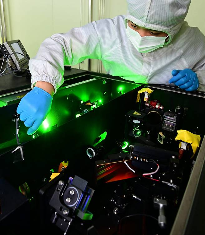 연구원이 800nm 파장을 갖는 고에너지 레이저 광학계를 정밀 조정하고 있다.