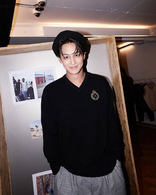 Actor Kim Bum showed off his perfect visuals.On the 18th, Kim Bum posted several photos of related hashtags without any comment through personal instagram.Kim Bum in the public photos took pictures with various poses, especially his distinctive features, which attracted the viewers admiration.The netizens who saw this had various reactions such as I love you, Its cool and Its so good.iMBC  Photo Source Kim Bum Instagram