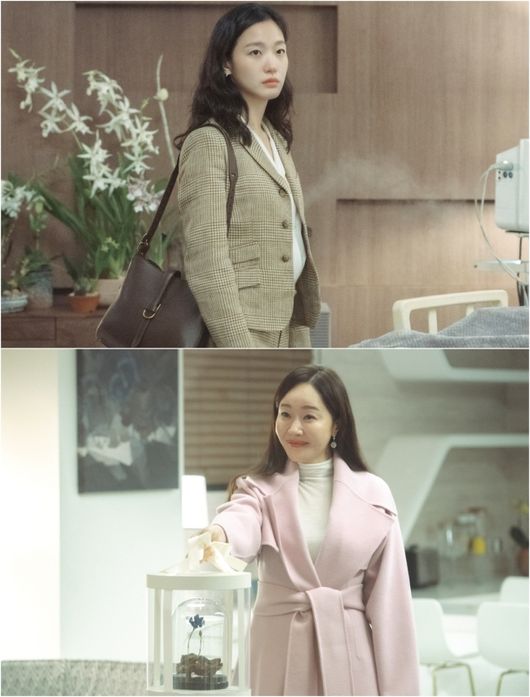 Little Women Kim Go-eun holds a blue orchid in his hand.The cable channel tvNs Saturday drama Little Women (playwright Jeong Jeong-gyeong, director Kim Hee-won) released a photo showing Oh In-joo (played by Kim Go-eun), who was handed an unexpected gift from Wonivory (Uhm Ji-won) on the 18th.The blue orchid at the center of all the events stimulates the curiosity of what events will bring to Oh In-ju.In the last broadcast, Oh In-joo, misin-kyung (Nam Ji-hyun), and Oh In-hye (Park Ji-hoo) were drawn to see the deeper inside of the ghost.Oh In-ju, who became an assistant to Wonivory, was shocked to see the cruel back of Park Jae-sang (Um Ki-jun).Meanwhile, Misin-kyung, who followed the blue orchid Mystery and reached the principle school.He revealed Park Jae-sangs lies to the world after catching a clue about the founder of School, Won Ki-sun (Lee Do-yeop).Meanwhile, the appearance of Darwins Black Box: The Biochemical Challenge, which shows Park Jae-sang heading to his house on the day of Jin Hwa-youngs death, made the sudden emergence of the new Suspect even more curious about the future development.In the meantime, the appearance of Oh In-ju and Won-ivory in the public photos adds curiosity. What Won-ivory, who is making a smile, handed it to me is a blue orchid.Orchids found at the scene of every accident and raised Mystery and tension. I wonder how Oinju, who does not yet know this brutal law, will react to this dangerous Gift.The leader fights back at those who have learned their secrets, said the production team of Little Women.I hope youll see how the three sisters will react in the sensitive battle, and that youll be able to talk more quickly and dynamically ahead of the turning point.The sixth episode of Little Women will air today (18th) at 9:10 p.m.tvN offer