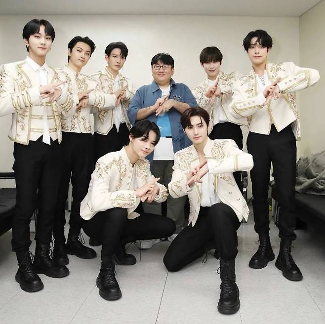Bang Si-Hyuk posted a picture on his 18th day with an article entitled With enhypen #manifesto_worldtour #blue_by_request #belift #HYBE.Inside the photo was a picture of Bang Si-Hyuk meeting with Enhagen, who started his first world tour performance on the 17th.Bang Si-Hyuk looked amused as she posed for an enhiffed signature.Enhage will host the first world tour ENHYPEN WORLD TOUR MANIFESTO IN SEOUL (hereinafter referred to as MANIFESTO) at the SK Olympic Handball Stadium in Songpa-gu, Seoul on the 17th and 18th, after a year and 10 months of debut.Following the Seoul performance on 17-18, Enhagen will perform in six U.S. cities, including Anaheim on October 2-3, Fort Worth on October 6, Houston on August 8, Atlanta on November 11, Chicago on November 13, and New York on November 15, and then meet with three Japanese cities, including Aichi on November 1-2, Osaka on September 9-10, and Kanagawa on 15-16.