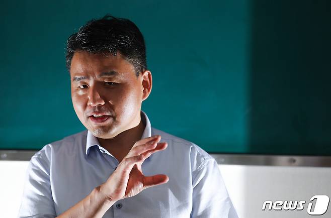 장준하 정신건강복지센터 임상심리사가 서울 종로구의 한 사무실에서 뉴스1과 인터뷰를 하고 있다. 2022.8.1/뉴스1 ⓒ News1 이동해 기자