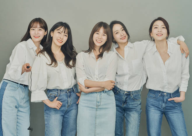 The group KARA (KARA) will come back with the coming November complete.KARA will release the 15th anniversary album of the coming November debut, Albie W. (RBW) said on Wednesday.It is a 15th anniversary album that will be reunited for a long time, so we plan to support KARA members to express their desire to present to their fans as much as possible. KARAs complete album is only 7 years since the mini-7 album In Love released in May 2015.Moreover, Park Kyu Ri, Han Seung Yeon, and Huh Young Ji joined together with Nicole and Kang Jiyoung, who had been withdrawal in 2014, and it is more meaningful as a complete album with all five members.KARAs 15th anniversary album will be released on RBW, which acquired KARAs original agency DSP Media.The members expressed their aspiration to enjoy it with their fans as an album filled with happy and bright energy like a festival, as it is an album prepared for fans who have been loving and cheering for a long time.In addition, KARA is planning to release various broadcasts at the same time as the release of the 15th anniversary album of debut, and expectations are increasing.KARA, which debuted to the 2007 years regular 1st album Blooooooming, is Lupin, STEP, Mr, Pretty Girl, Honey.He has been a hit for each song he presents, including Mamma Mia, Jumping, and Wanna, and has been loved by the public as a second generation representative girl group.It has gained global popularity by recording high sales volume on the Oricon chart in Japan and holding a solo concert at the first Tokyo Dome in the girl group.On the other hand, KARA, which has confirmed the comeback of the November complete, which celebrates the 15th anniversary of debut, is going into full-scale album work to stand in front of fans with high-quality music.