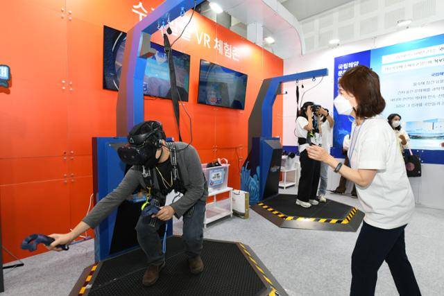 ‘2022 국제문화재 산업전’을 방문한 관람객이 15일 경북 경주시 경주화백컨벤션센터에 마련된 국립해양문화재연구소 전시장에서 가상현실(VR) 기기로 해저 유물을 인양하는 체험을 하고 있다. 문화재청 제공