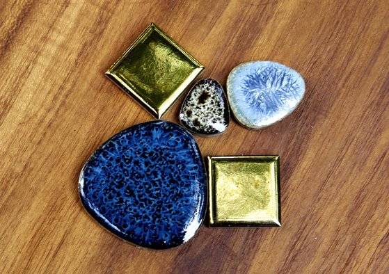 자기 소재의 타일들. 화려한 색감과 개성 있는 형태 덕분에 인테리어 포인트로도 자주 쓰인다.