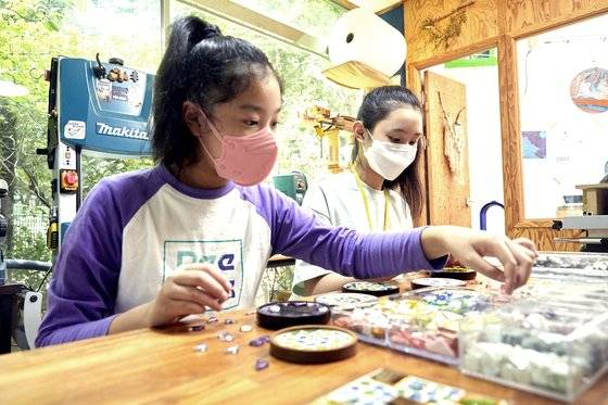 민유빈(왼쪽)·박민아 학생기자가 타일의 종류와 특성을 알아보고, 이를 활용한 생활용품 만들기에 도전했다.