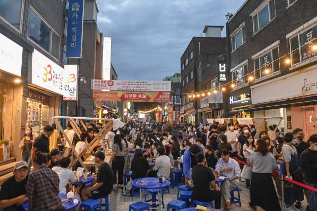 ▲ 제3회 하이볼 축제가 최근 상지대 후문거리에서 다양한 이벤트로 열려 현장 곳곳이 방문객들로 장사진을 이뤘다.