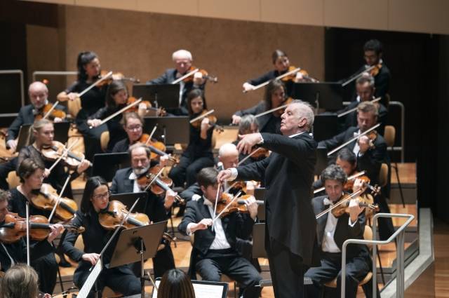 다니엘 바렌보임이 베를린 슈타츠카펠레를 지휘하는 모습. (c)Staatskapelle-berlin-monika-Rittershaus