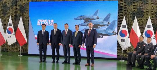 FA-50 계약 행사 단체기념사진 : 지난 16일 폴란드 민스크 공군기지에서 진행된 FA-50 계약 행사 단체기념사진. 왼쪽부터 엄동환 방사청장 안제이 두다 폴란드 대통령 브와쉬작 부총리 겸 국방장관 KAI 강구영 사장 흐바웩 PGZ회장. KAI 제공